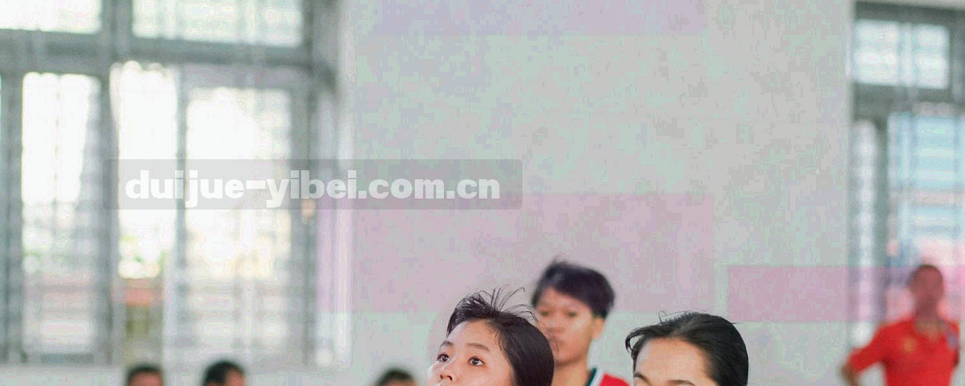深绿色底上的细密网格与横向刻度线抽象纹理